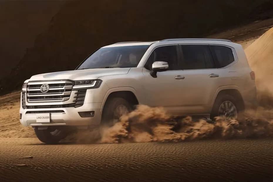 टीलों पर रेत उड़ाता Land Cruiser