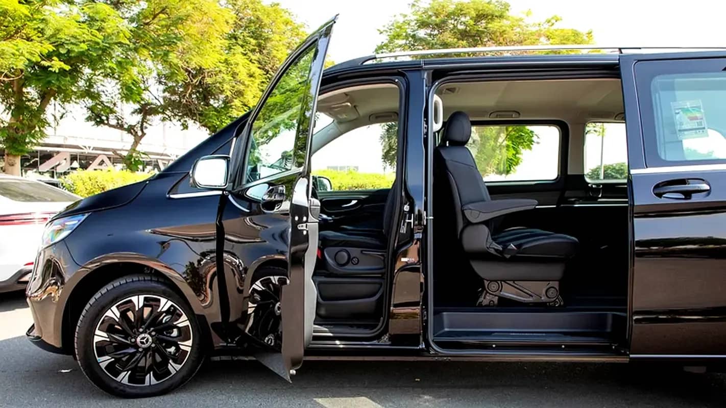 कैप्टन सीटों की ओर खुले स्लाइडिंग दरवाज़े वाली V-Class